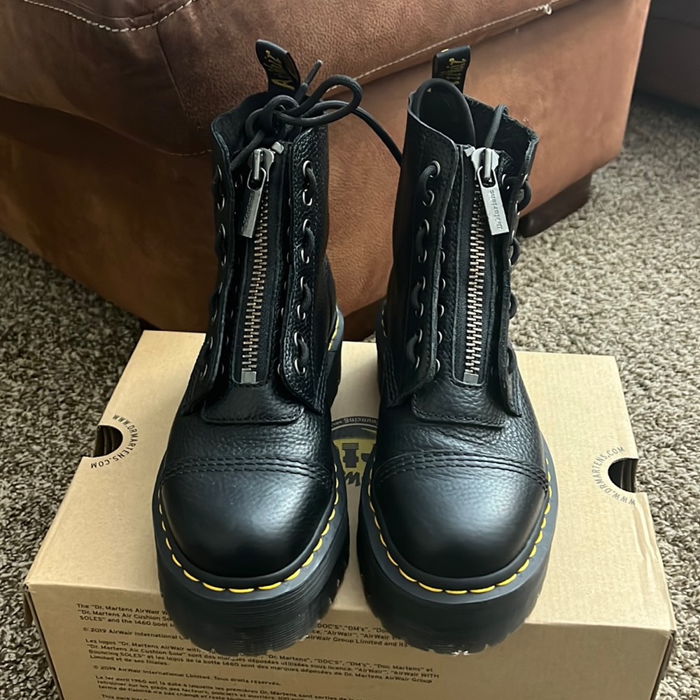 Dr. Martens SINCLAIR MILLED NAPPA LEATHER PLATFORM BOOTS Size 7